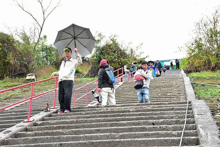 曾文水庫真是個美麗好地方，遊艇遊湖餵山豬，飛鷹峽谷馬頭岩。