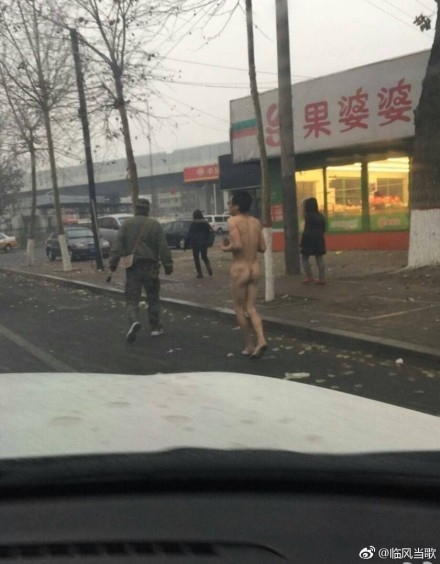 真爺們！說裸奔就裸奔！