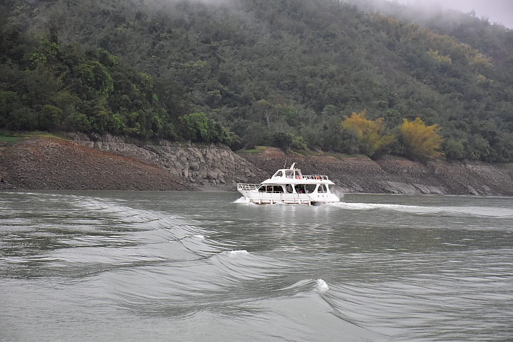 曾文水庫真是個美麗好地方，遊艇遊湖餵山豬，飛鷹峽谷馬頭岩。