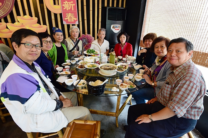 查勘關子嶺24家甕缸雞，我們30幾人選擇了竹香園甕缸雞。