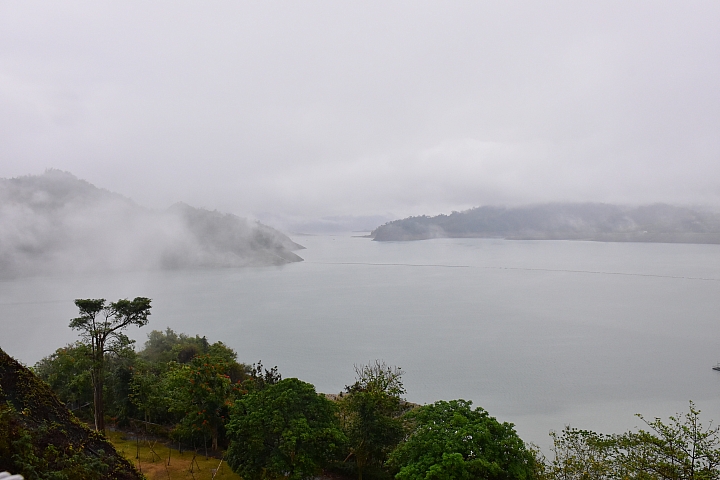 曾文水庫真是個美麗好地方，遊艇遊湖餵山豬，飛鷹峽谷馬頭岩。