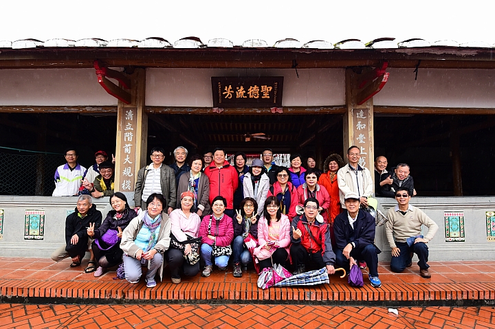查勘關子嶺24家甕缸雞，我們30幾人選擇了竹香園甕缸雞。