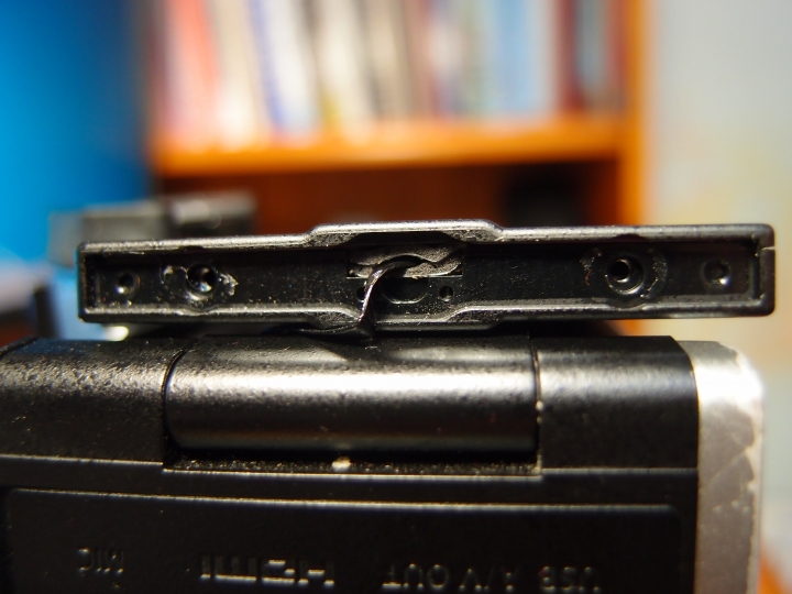 OLYMPUS OM-D E-M5 Mark II 翻轉螢幕螺絲鬆脫