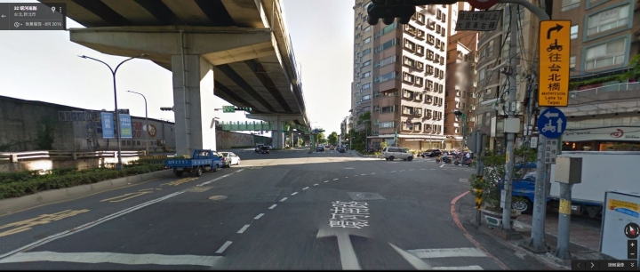 三重環河南路上台北橋引道的這個路口機車違規不待轉
