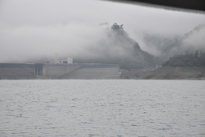 曾文水庫真是個美麗好地方，遊艇遊湖餵山豬，飛鷹峽谷馬頭岩。