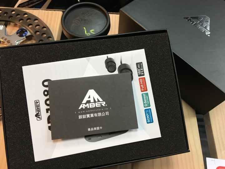 [開箱] 銨鉑机店 AMBER AD1080 前後雙鏡頭行車紀錄器