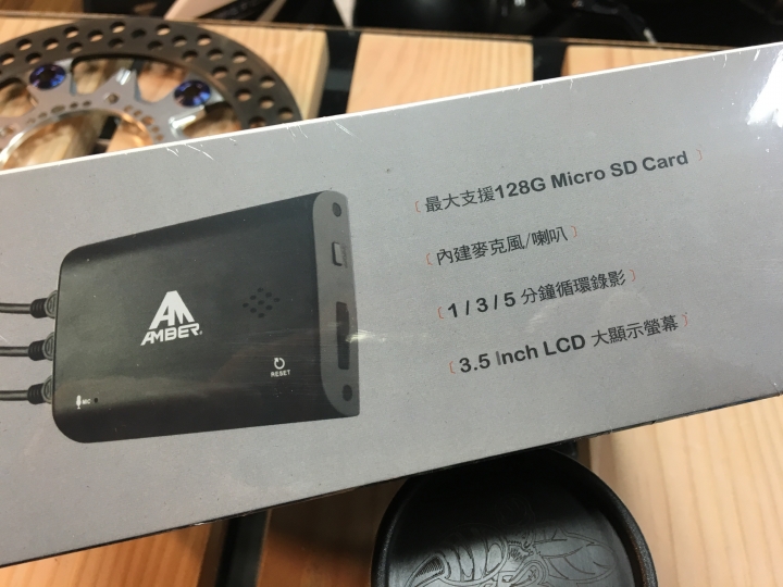 [開箱] 銨鉑机店 AMBER AD1080 前後雙鏡頭行車紀錄器