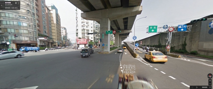 三重環河南路上台北橋引道的這個路口機車違規不待轉