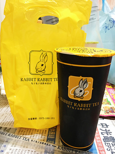 【玩 台北】士林區 "兔子兔子茶飲專賣店"士林夜市珍珠奶茶好喝又好玩。一起喝珍奶變兔子~