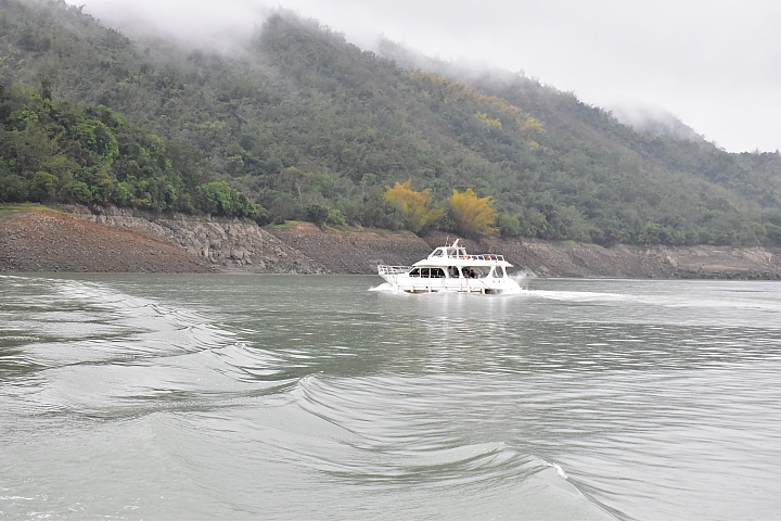 曾文水庫真是個美麗好地方，遊艇遊湖餵山豬，飛鷹峽谷馬頭岩。