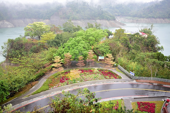 曾文水庫真是個美麗好地方，遊艇遊湖餵山豬，飛鷹峽谷馬頭岩。