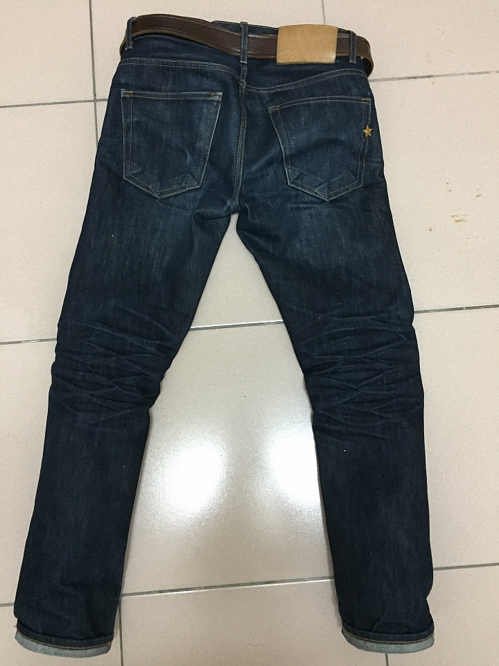 記錄一下不認真養褲一年成果。Brave Star Selvedge The Slim Straight 16.5oz 原色褲。