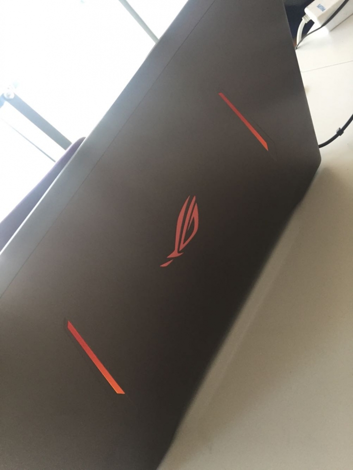 美版 GL702VM 銀色 第七代處理器 GTX1060 6G 不專業開箱！！