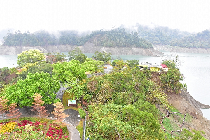曾文水庫真是個美麗好地方，遊艇遊湖餵山豬，飛鷹峽谷馬頭岩。