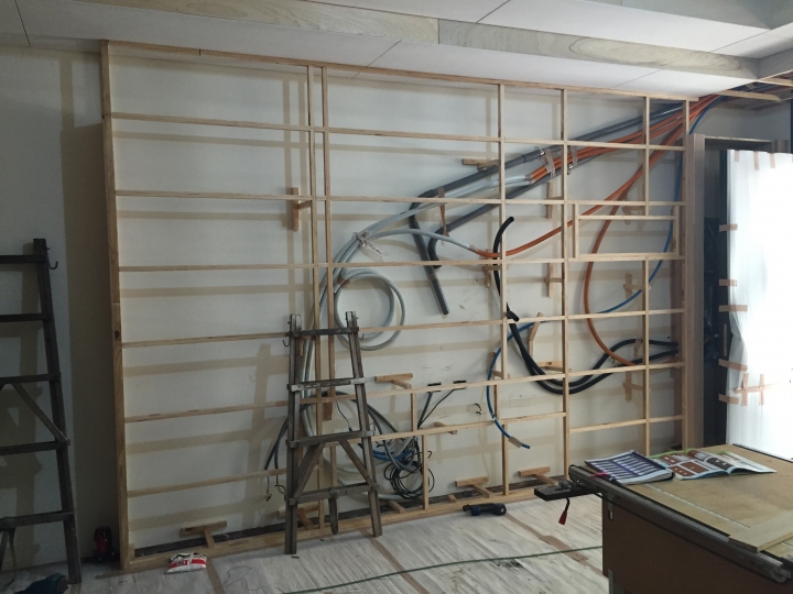請問這樣的木作電視牆還需要補強嗎