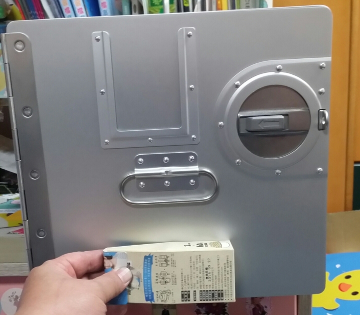 航空器內的鋁質儲物箱