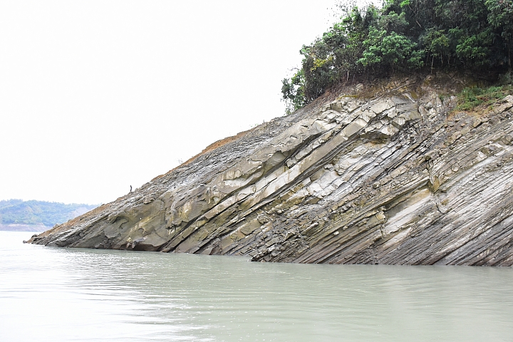 曾文水庫真是個美麗好地方，遊艇遊湖餵山豬，飛鷹峽谷馬頭岩。