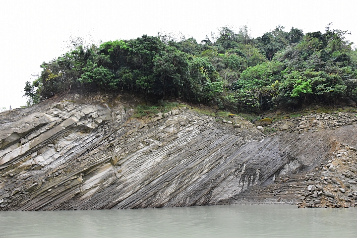 曾文水庫真是個美麗好地方，遊艇遊湖餵山豬，飛鷹峽谷馬頭岩。