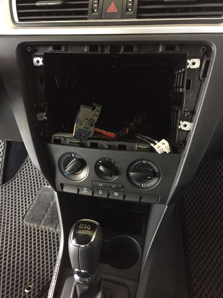 [開箱] sony xav-ax100 x 2013 Skoda Rapid