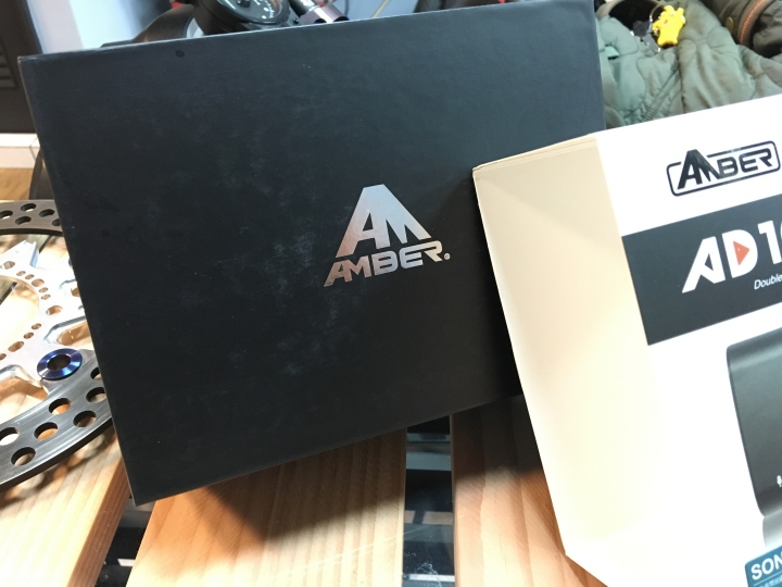 [開箱] 銨鉑机店 AMBER AD1080 前後雙鏡頭行車紀錄器