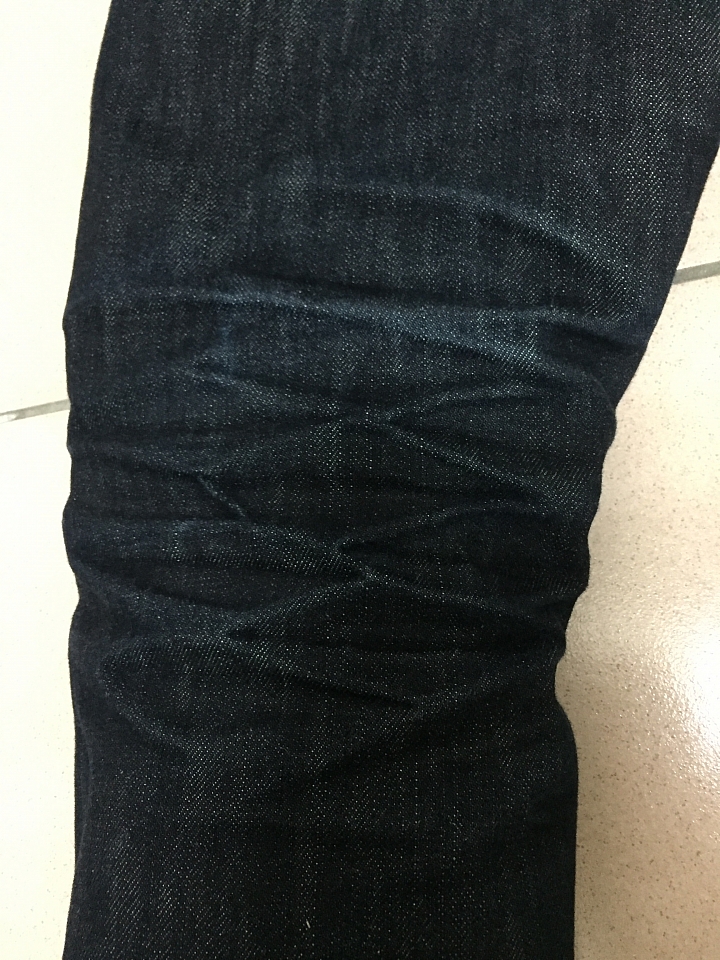 記錄一下不認真養褲一年成果。Brave Star Selvedge The Slim Straight 16.5oz 原色褲。