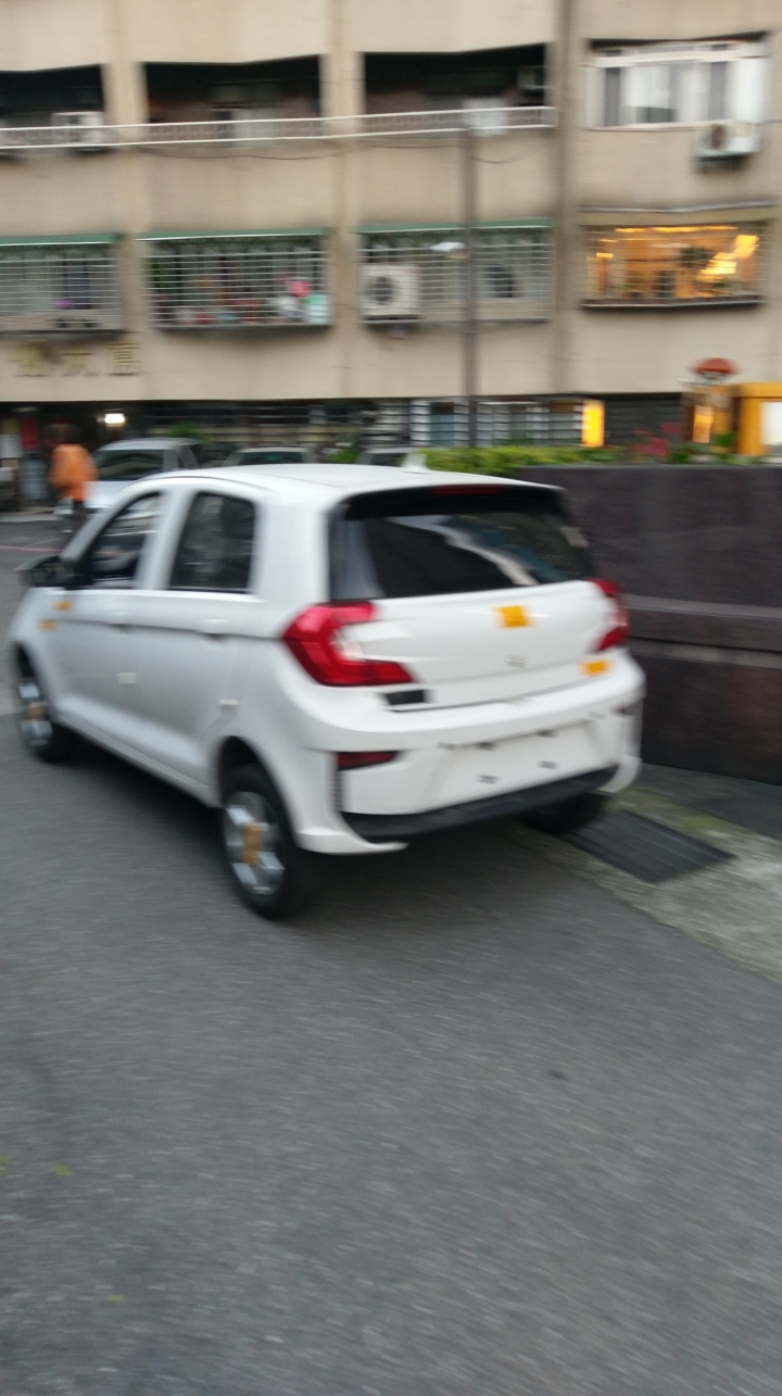 請問這台是什麼車??