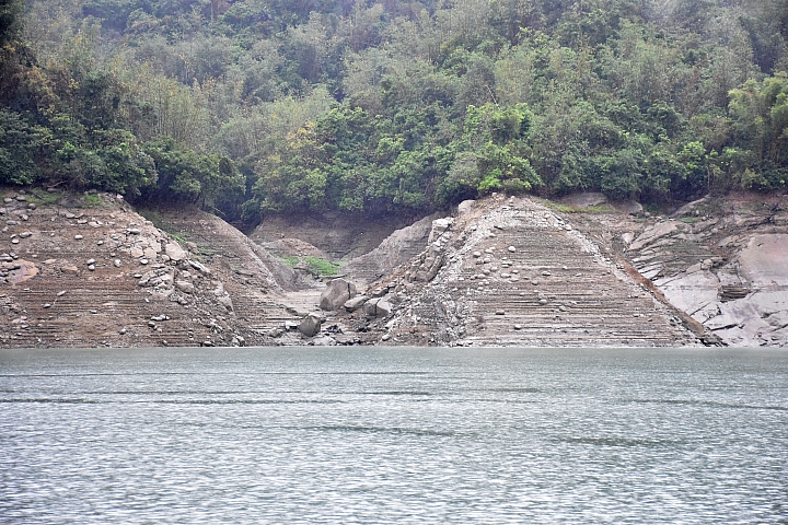 曾文水庫真是個美麗好地方，遊艇遊湖餵山豬，飛鷹峽谷馬頭岩。