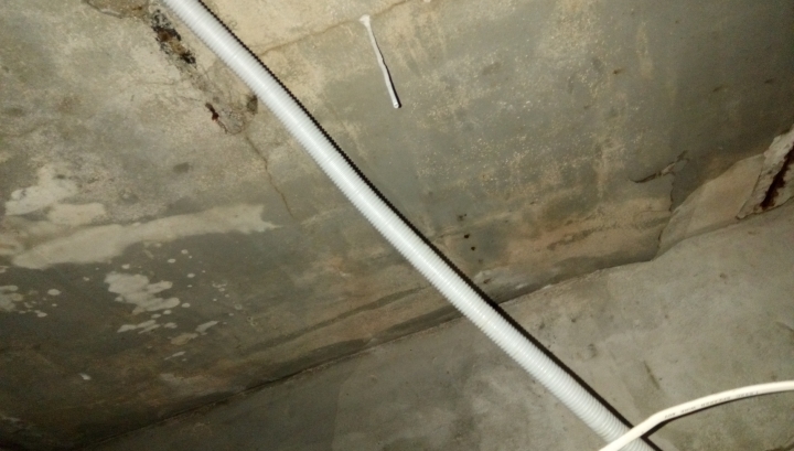 請問專家  這是樓上漏水嗎