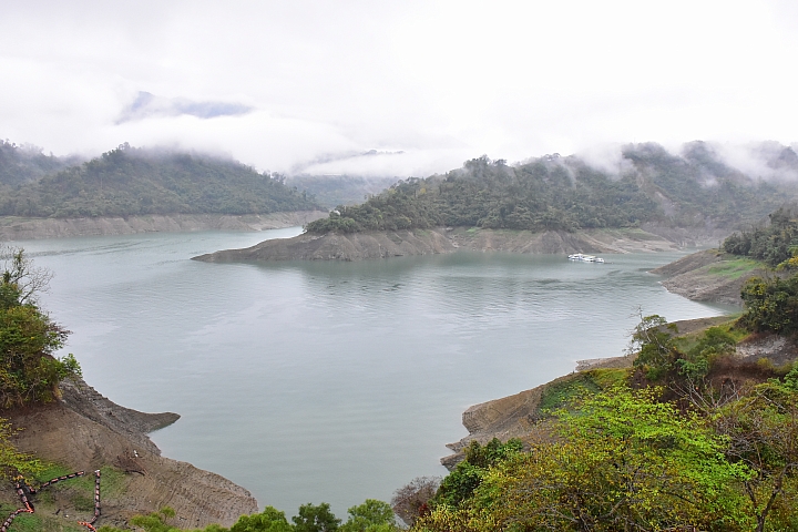 曾文水庫真是個美麗好地方，遊艇遊湖餵山豬，飛鷹峽谷馬頭岩。