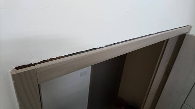 房門上方門縫