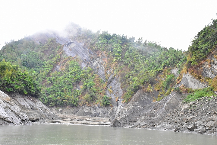 曾文水庫真是個美麗好地方，遊艇遊湖餵山豬，飛鷹峽谷馬頭岩。