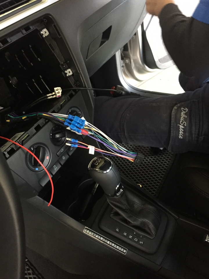 [開箱] sony xav-ax100 x 2013 Skoda Rapid