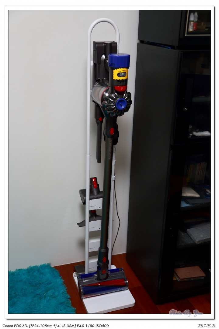 給 Dyson V8 一個舒適的家–伸晃吸塵器放置架 BKCSDW 開箱