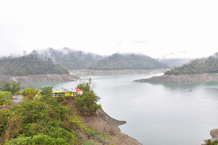 曾文水庫真是個美麗好地方，遊艇遊湖餵山豬，飛鷹峽谷馬頭岩。