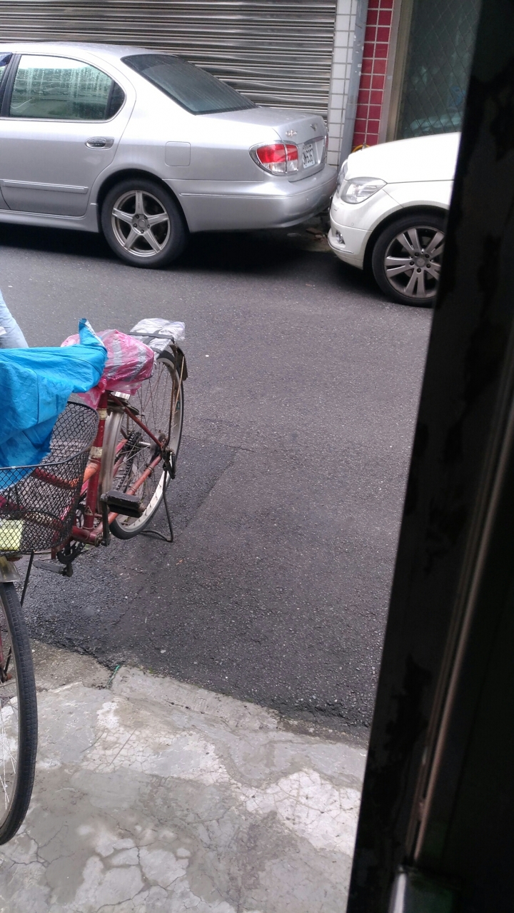 賓士車 停車停好 還要給它發一段時間才能熄火?它的震動聲音讓人惱火