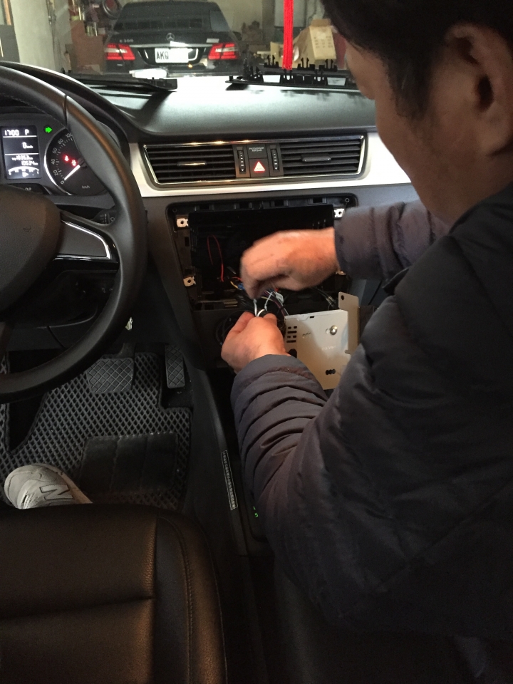 [開箱] sony xav-ax100 x 2013 Skoda Rapid