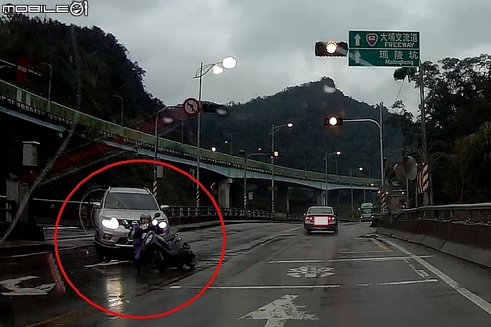 20170310 上午8點多基隆七堵大華二路交通事故行車紀錄器