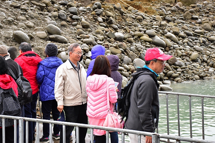 曾文水庫真是個美麗好地方，遊艇遊湖餵山豬，飛鷹峽谷馬頭岩。