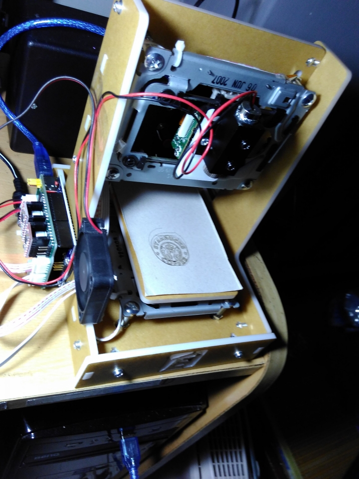 請問用DVD與Arduino介面的雷射雕刻機，刻出字形很醜