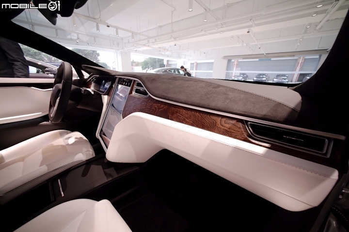 電電吃三碗公－Tesla內湖服務中心交車開箱