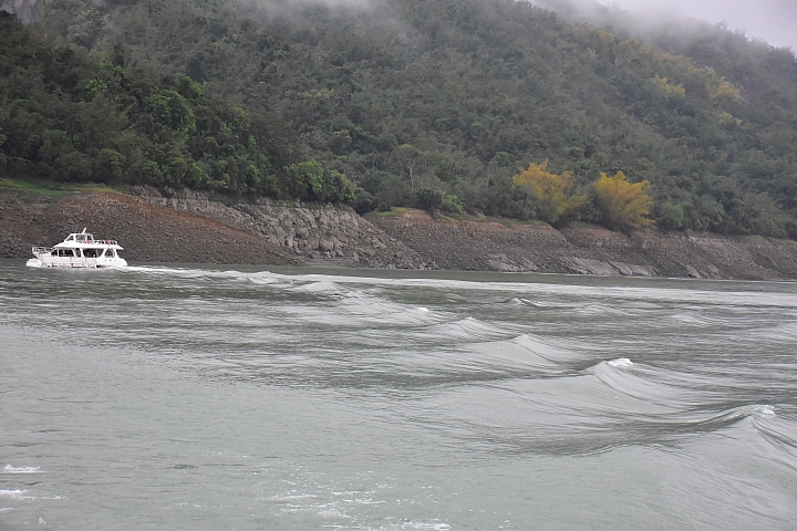 曾文水庫真是個美麗好地方，遊艇遊湖餵山豬，飛鷹峽谷馬頭岩。