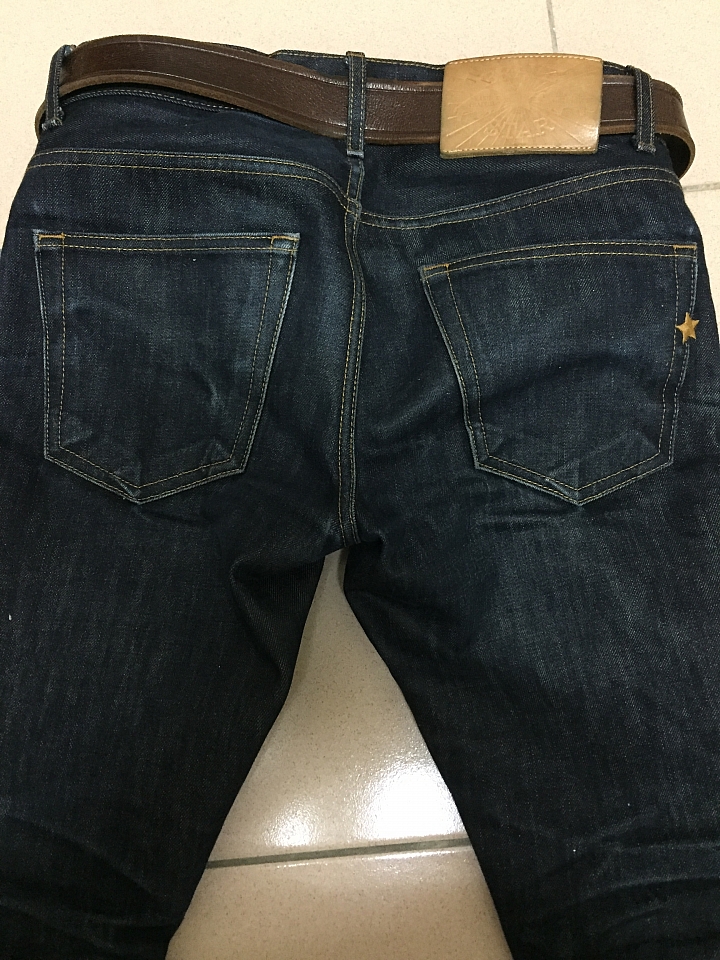 記錄一下不認真養褲一年成果。Brave Star Selvedge The Slim Straight 16.5oz 原色褲。