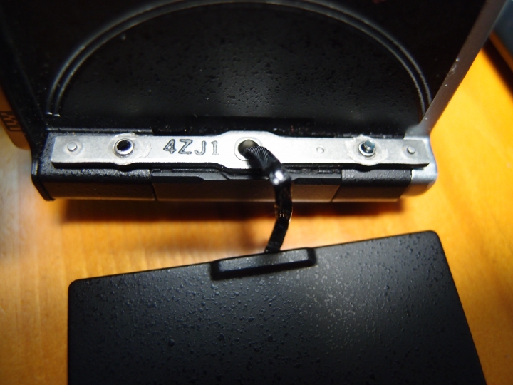 OLYMPUS OM-D E-M5 Mark II 翻轉螢幕螺絲鬆脫