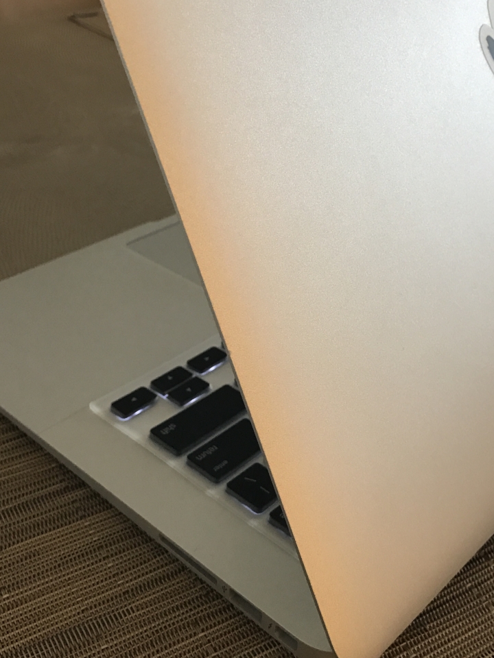 mac air 被撞到一角掉漆