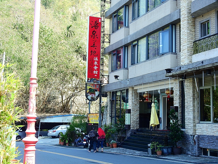 查勘關子嶺24家甕缸雞，我們30幾人選擇了竹香園甕缸雞。