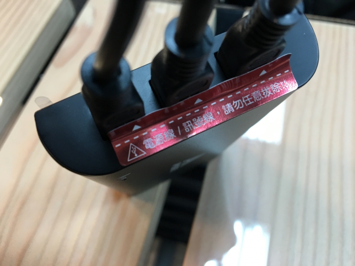 [開箱] 銨鉑机店 AMBER AD1080 前後雙鏡頭行車紀錄器