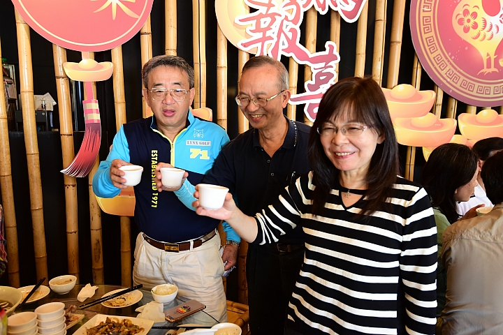查勘關子嶺24家甕缸雞，我們30幾人選擇了竹香園甕缸雞。