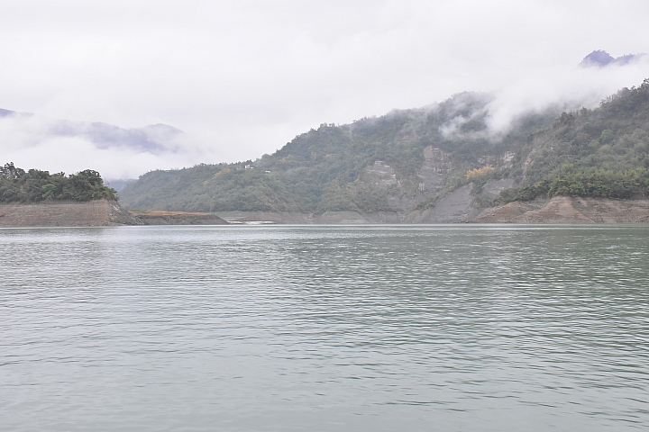 曾文水庫真是個美麗好地方，遊艇遊湖餵山豬，飛鷹峽谷馬頭岩。