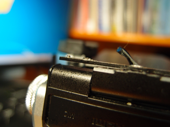 OLYMPUS OM-D E-M5 Mark II 翻轉螢幕螺絲鬆脫