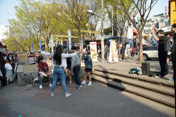 韓國首爾景點 弘益大學校園及弘大前街弘大商圈 自由市場希望市場市集